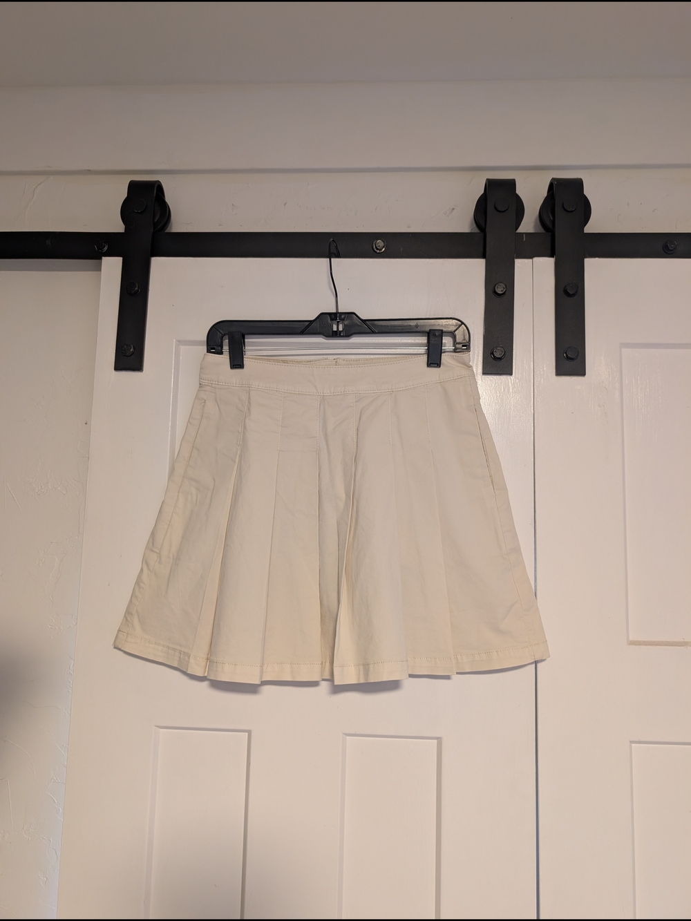 American Eagle Outfitters Cream Pleated Skirt Size 4